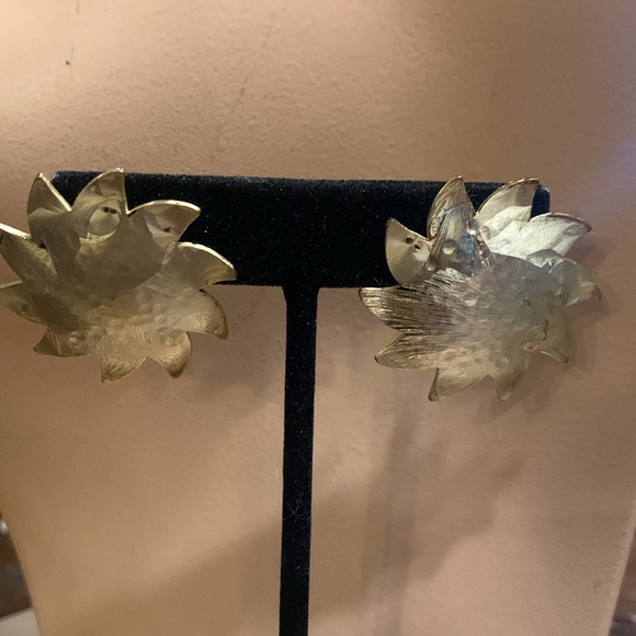 STARBURST SUN SUNFLOWER GOLDEN HAMMERED MODERNIST EARRINGS - Picture 5 of 13